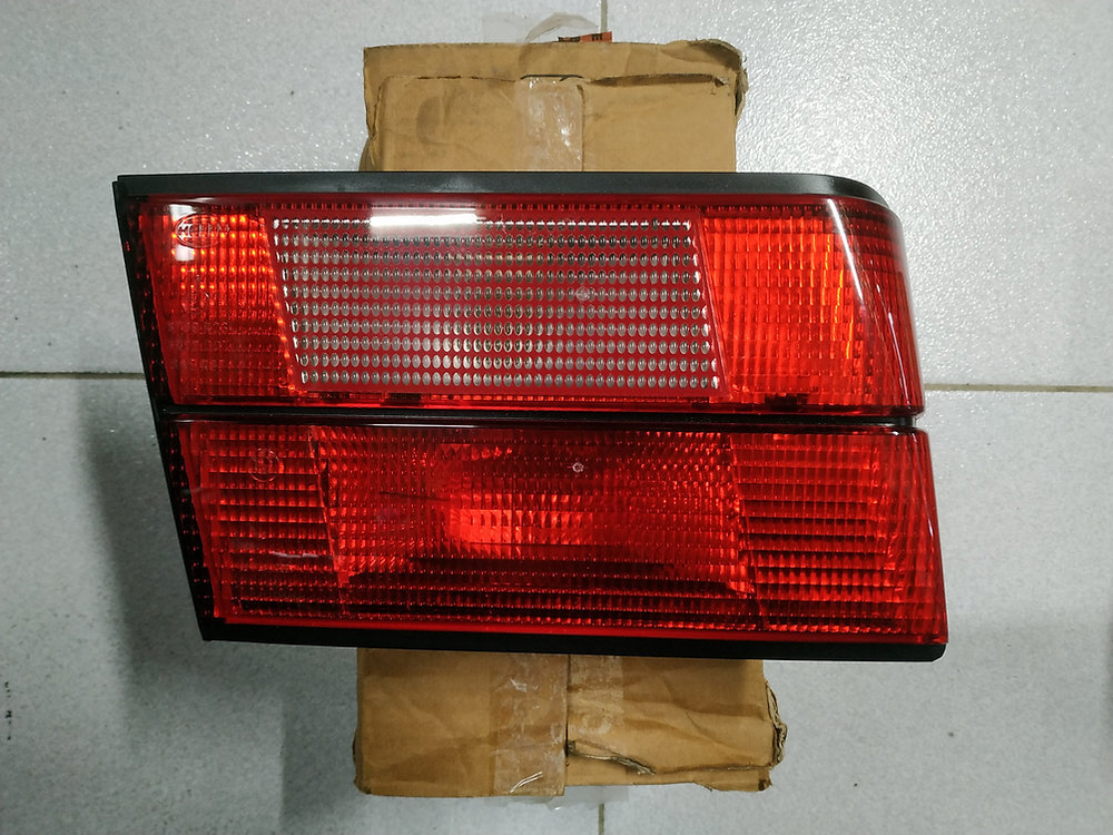 BMW E34 Задний фонарь в крышке багажника левый "Hella"