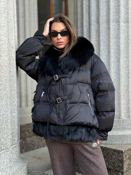 Короткий черный пуховик с меховой отделкой