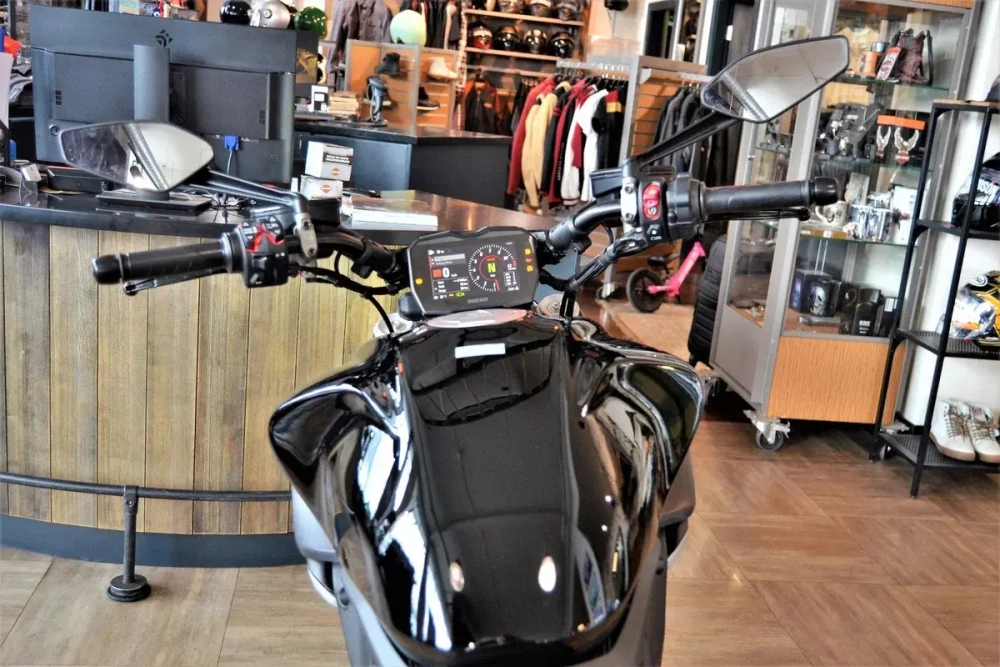 Ducati Diavel V4 (2023) BLACK