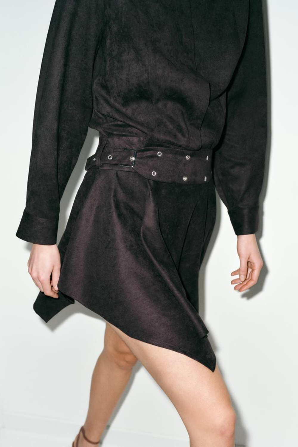 ZARA МИНИ-ПЛАТЬЕ ИЗ ИСКУССТВЕННОЙ ЗАМШИ С РЕМНЕМ, КОРИЧНЕВЫЙ