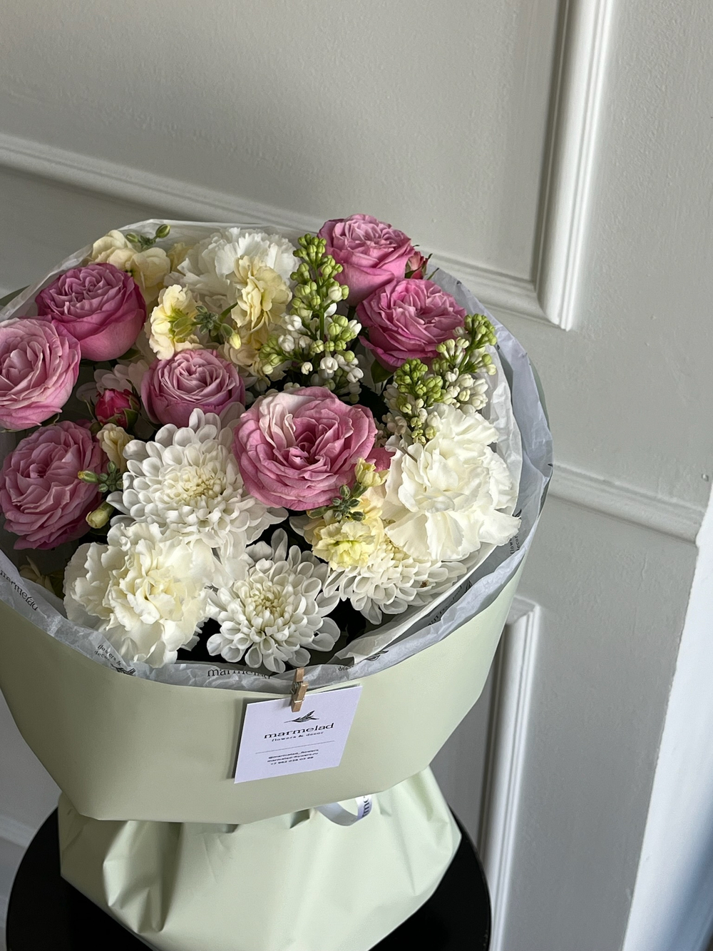 Букет сборный из сирени, хризантемы и кустовых пионовидных роз