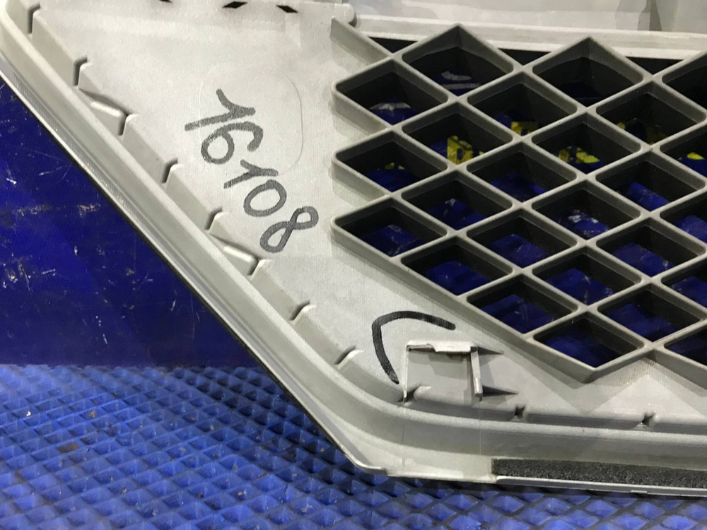 Решетка радиатора NISSAN PRESAGE 2003-2006