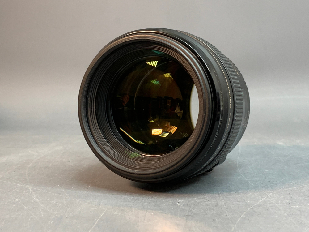 Canon EF 85mm 1.8 USM Небольшие царапины на линзе
