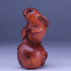 Нэцкэ Кролик с трубкой на шаре