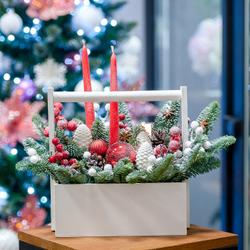 Новогодняя композиция в деревянном ящике в красно-белых тонах