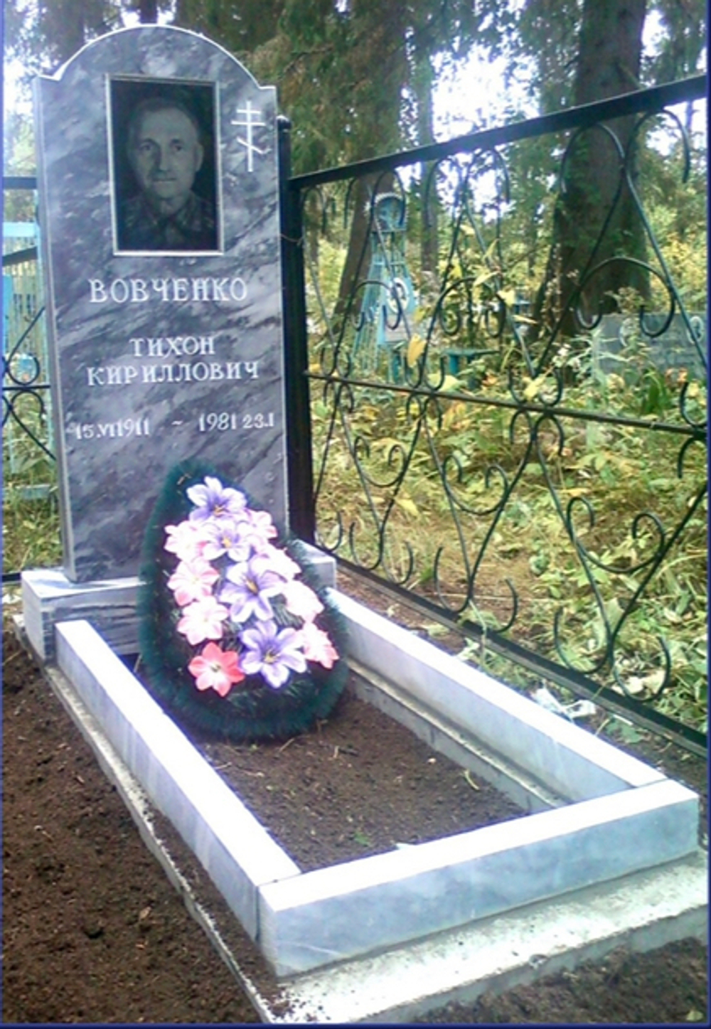 Памятник прямой мрамор на ж/б раковине