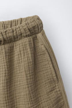 ZARA КОМПЛЕКТ ИЗ ФУТБОЛКИ И БЕРМУД, СЕРОВАТО-КОРИЧНЕВЫЙ