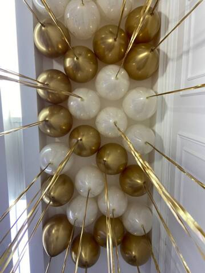 Зототые и белые шарики с дождиком