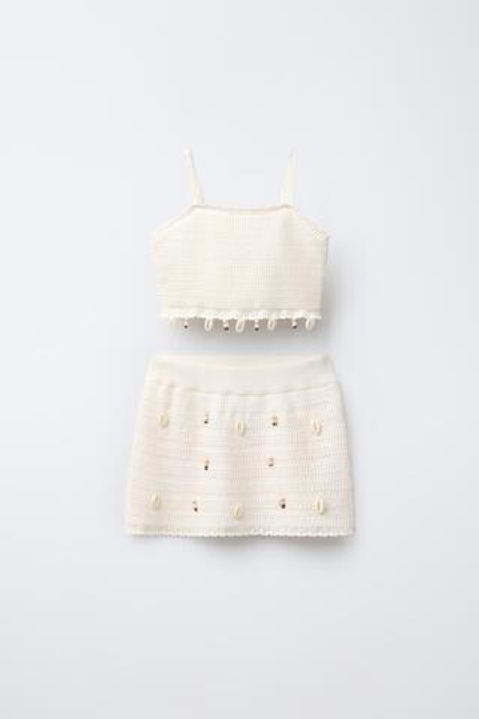 ZARA ТРИКОТАЖНЫЙ КОМПЛЕКТ ИЗ ТОПА И ЮБКИ С РАКУШКАМИ, ЭКРЮ