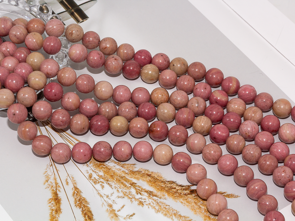 Нить бусин из родонита 10,5мм