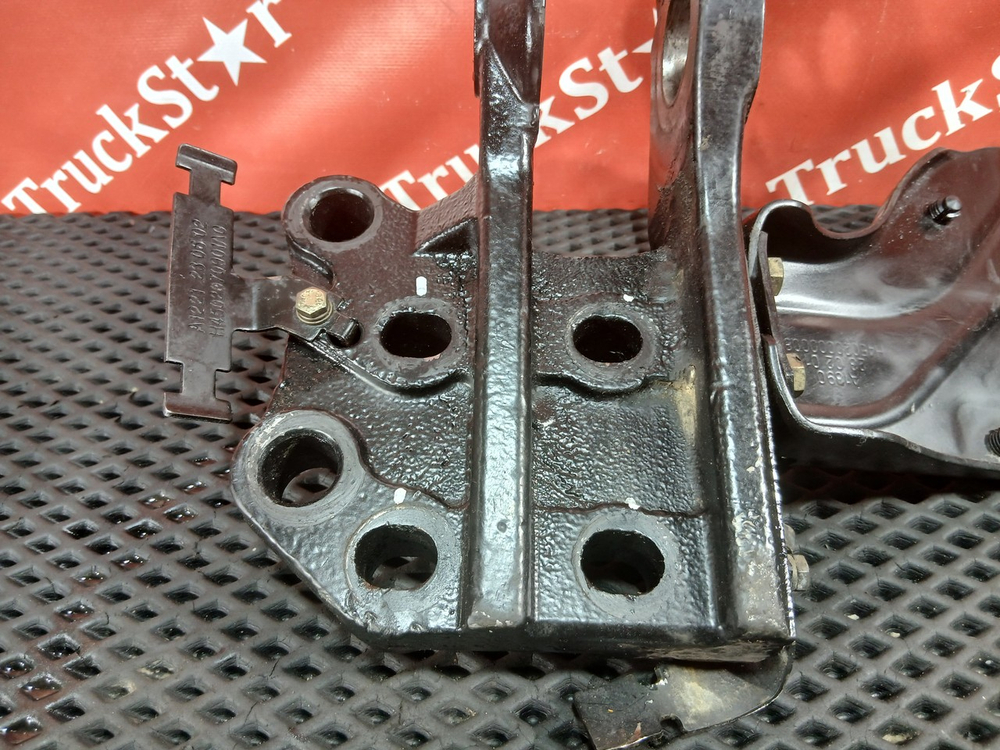 Кронштейн торсиона кабины левый 2023г.