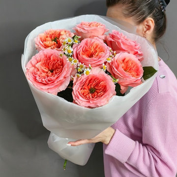 Букет из 7 роз сорта "Мандарин" с ромашками