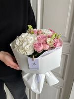 Букет с нежно-розовой кустовой пионовидной розой и хризантемой в оформлении