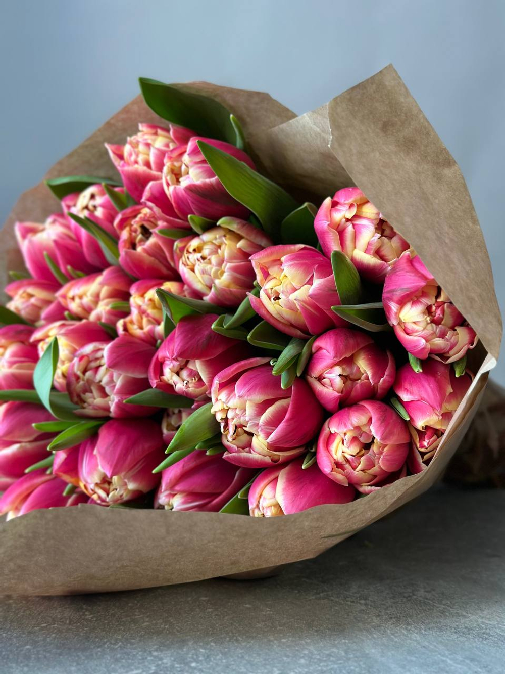 Букет малиновых пионовидных тюльпанов "Колумбус"