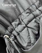 Куртка свободного кроя в длине макси с кулисками на талии и глубокими карманами в черном цвете