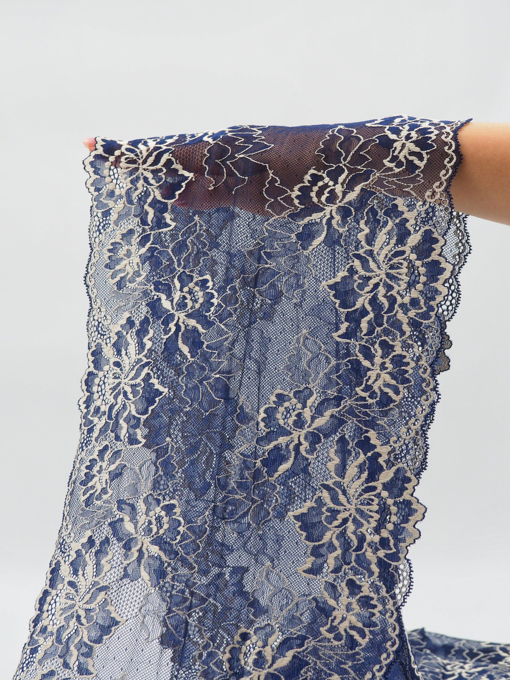 Эластичное кружево темно-синее с экрю ширина 22 см