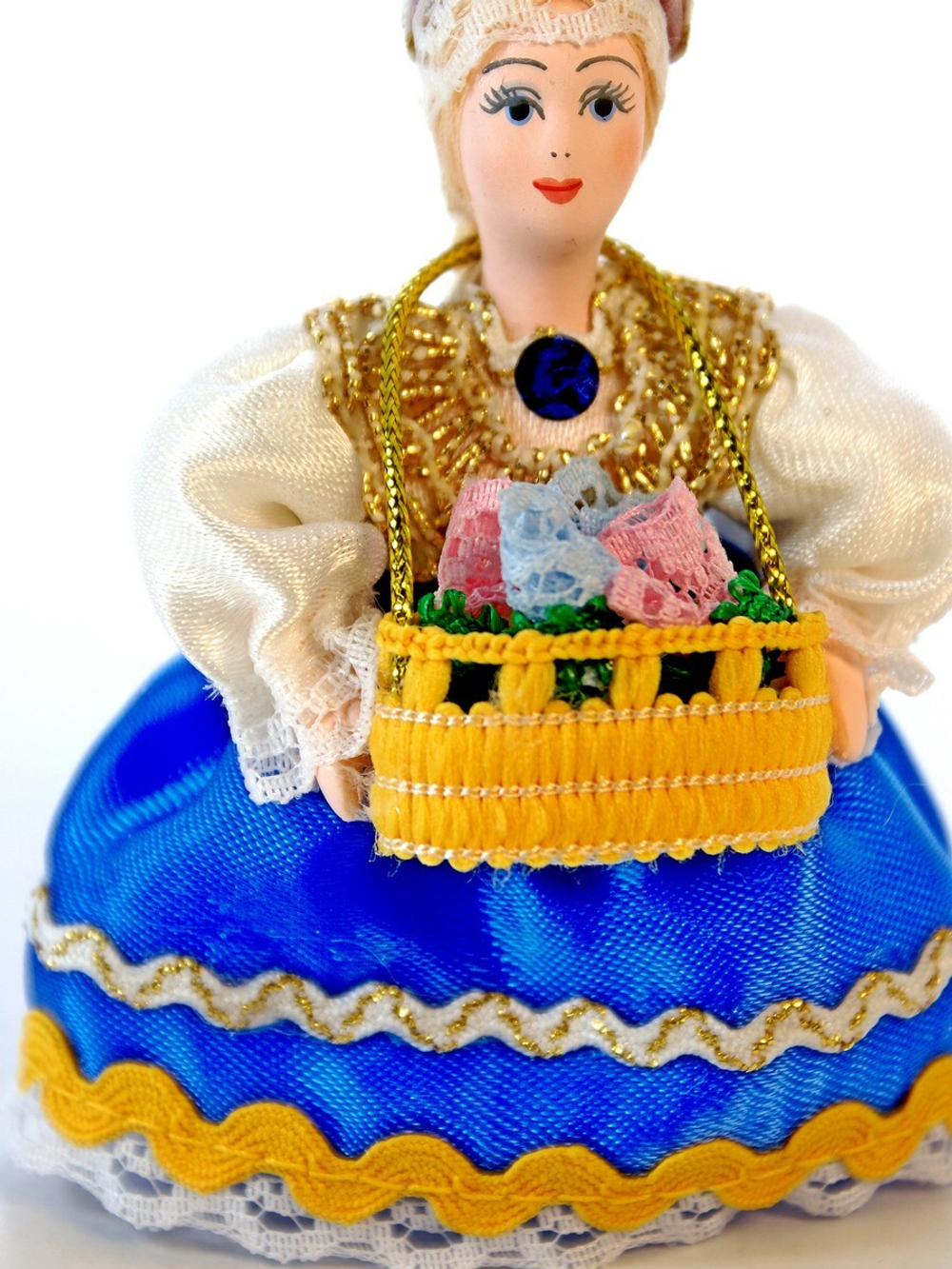 Кукла-подвеска сувенирная Цветочница