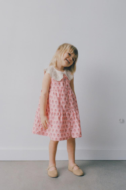 ZARA ПЛАТЬЕ С ЦВЕТОЧНЫМ ПРИНТОМ И ВЫШИТЫМ ВОРОТНИКОМ, ЛОСОСЕВЫЙ