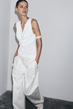 ZARA ТОП ИЗ СТРУЯЩЕЙСЯ ТКАНИ С ДРАПИРОВКОЙ, БЕЛЫЙ