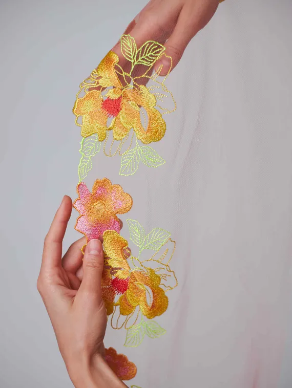 05-158 Вышивка на неэл. сетке 22 см, бежевый/желтый/салатовый (левая)