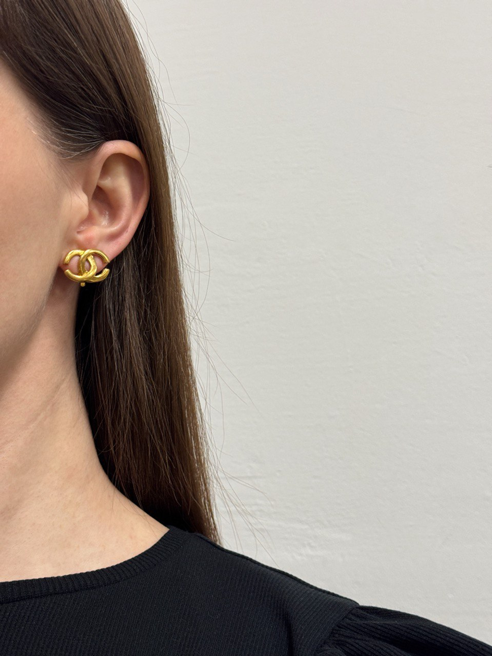 Миниатюрные клипсы в виде лого Chanel