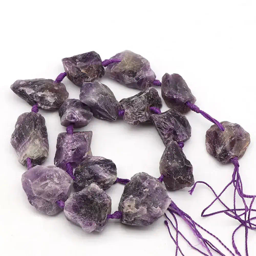Аметист необработанные бусины 20-28 мм, на нитке 38 см