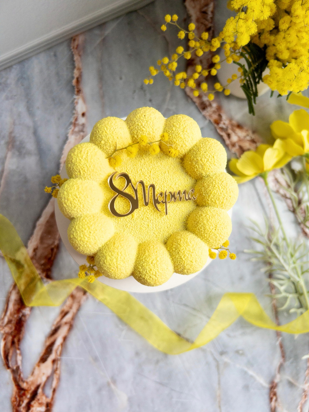 Мусовый торт с шоколадным покрытием велюр - Ромашка на 8 Марта (Манго-маракуйя)