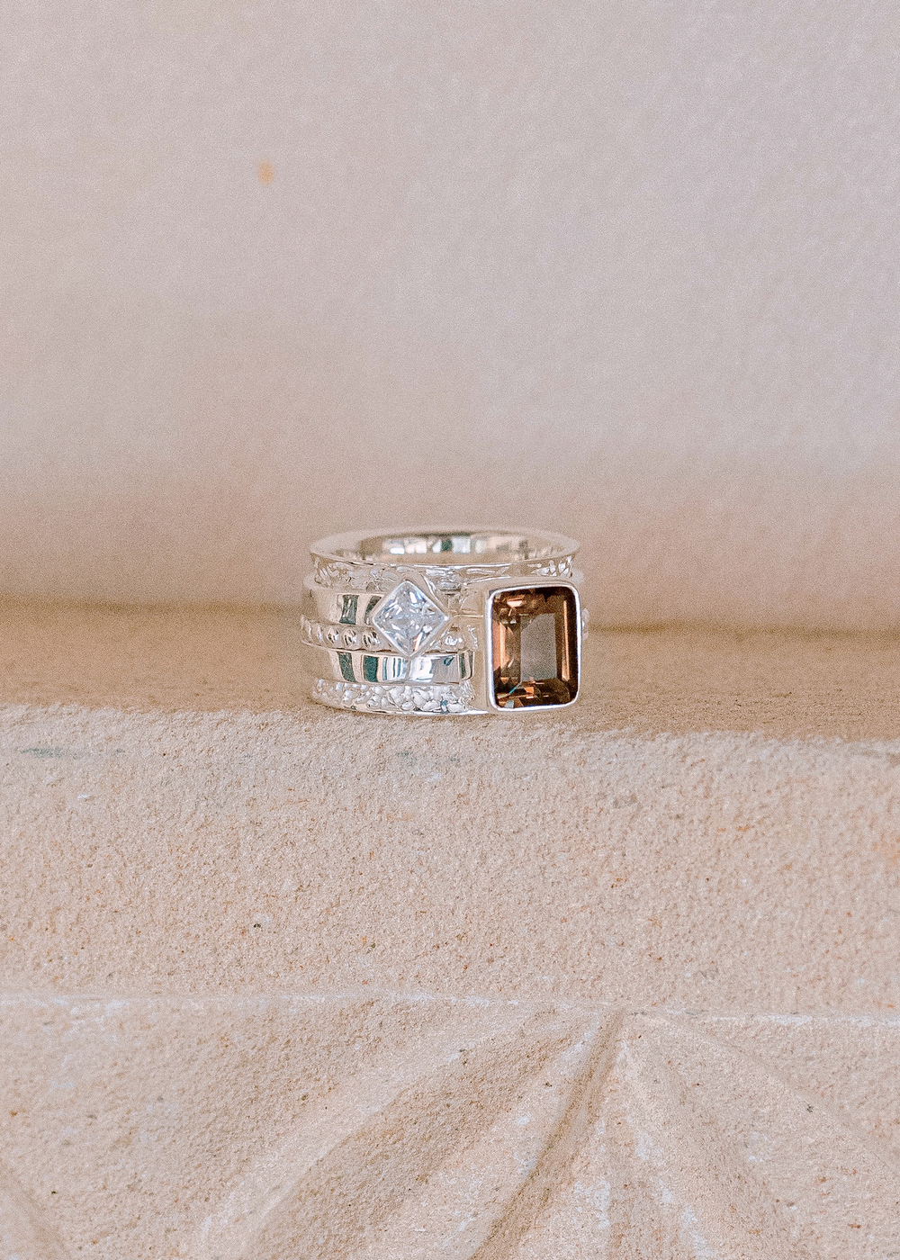 Кольцо «Мозаик» раф прямоугольный с дымчатым кварцем и ромбом белый циркон