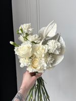 Свадебный букет из белых роз, диантусов и антуриума