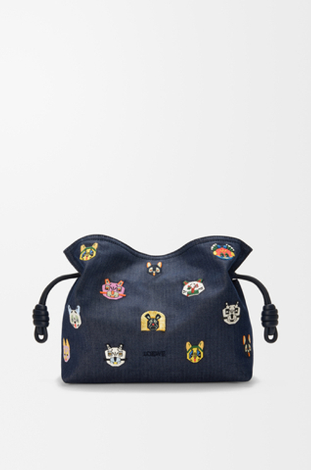 Loewe Сумка-клатч Flamenco Cats среднего размера из вышитой джинсовой ткани, синий