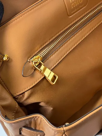 Cумку MIU MIU с двойной ручкой в коричневом цвете