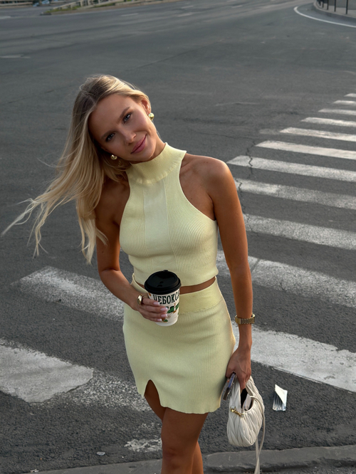 Комплект вязаный, укороченный топ с горлом, короткая юбка с разрезом