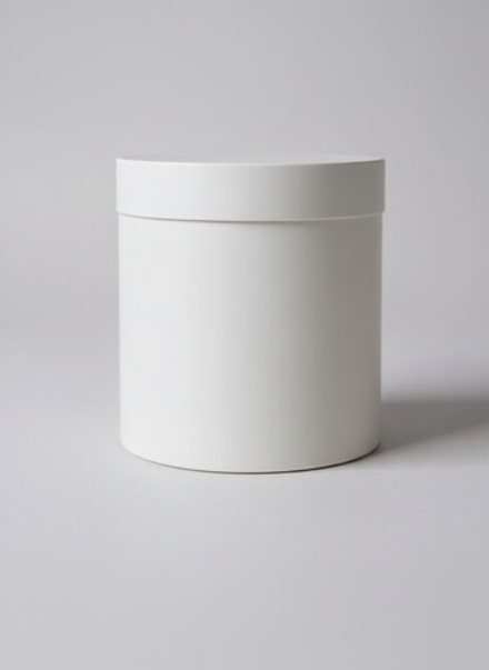 Плотная шляпная коробка с крышкой без лент. Цвет; Белый.