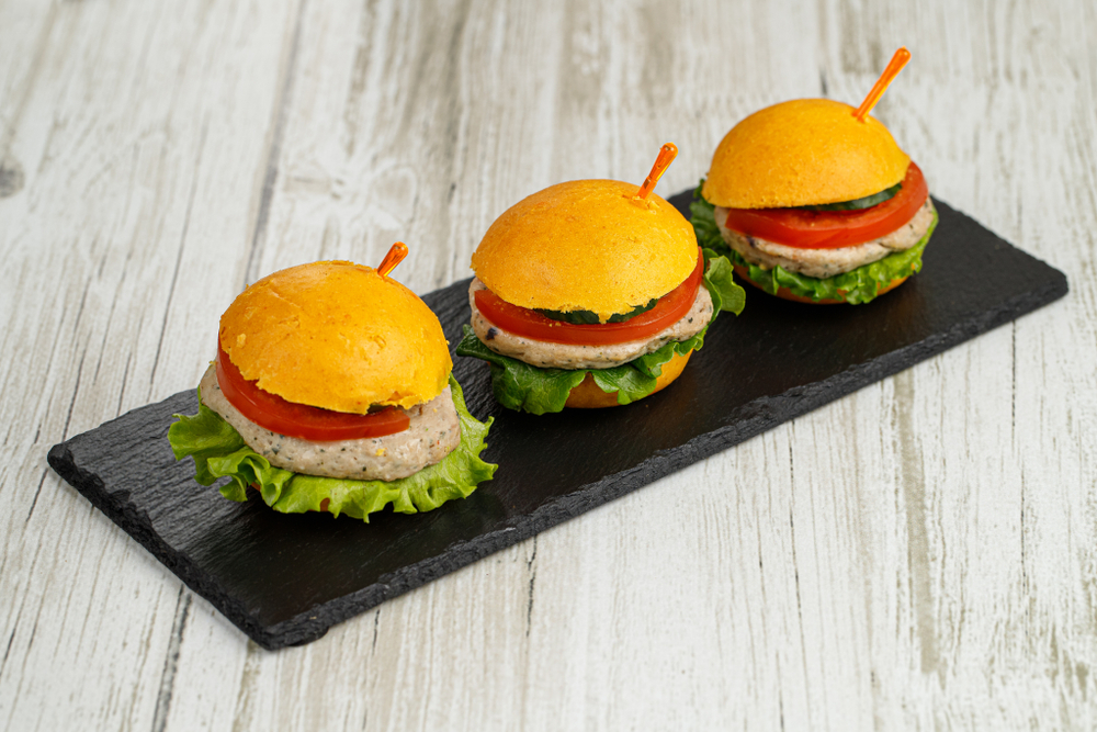 Мини бургер со свиной котлетой