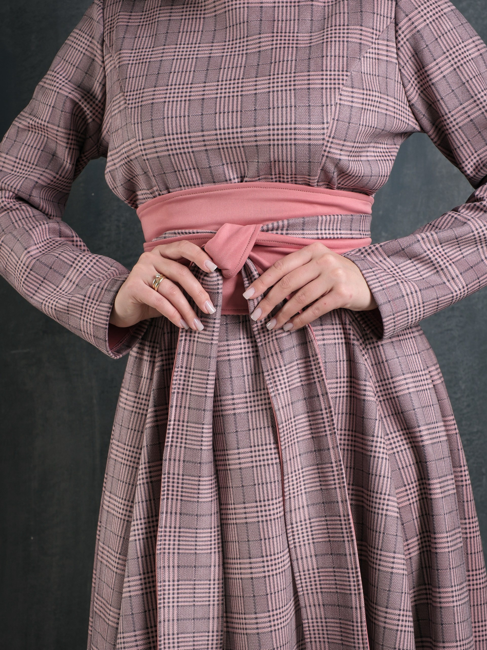 Платье с кушаком /персик клетка