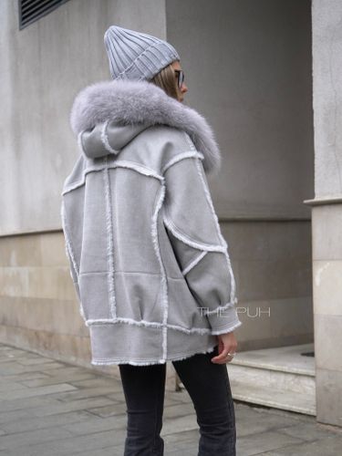 Серая дубленка с мехом песца на капюшоне