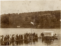 Перевоз. Катанья на лодках. Чёрно-белая фотография. Россия. 1900-е.