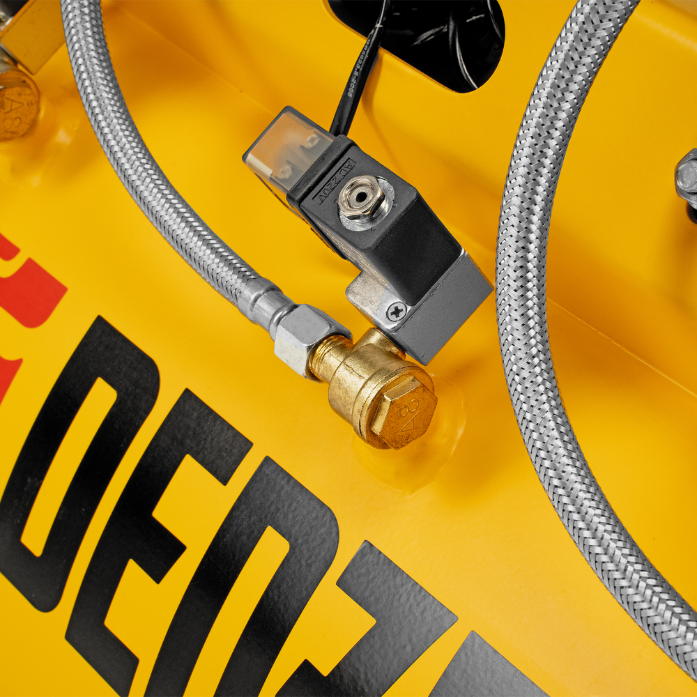 Компрессор безмасляный, малошумный DLS 3300/100, 3300 Вт,3x1100, 100 л, 570 л/мин ,блок управления Denzel