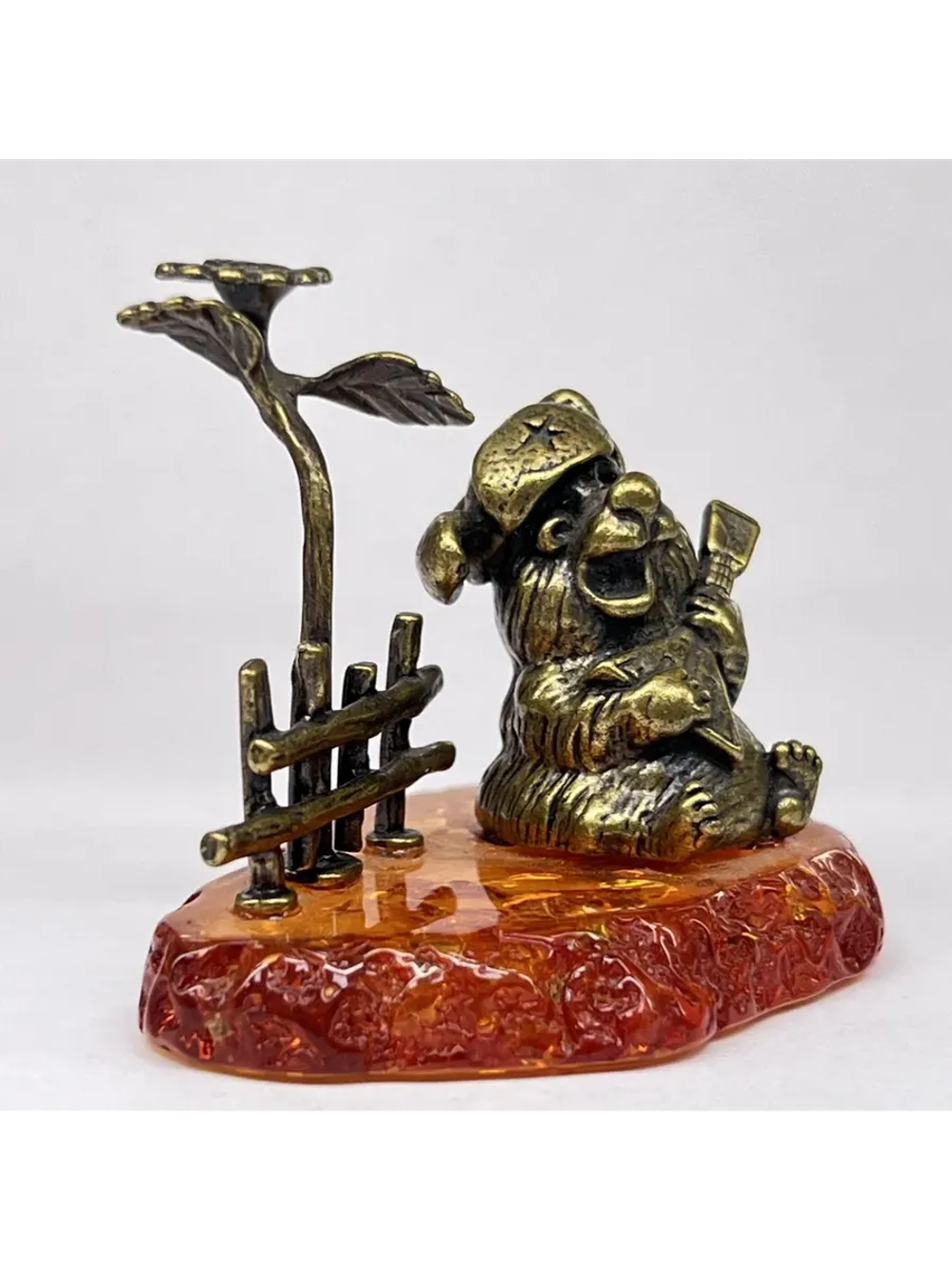 Бронзовая статуэтка на янтаре