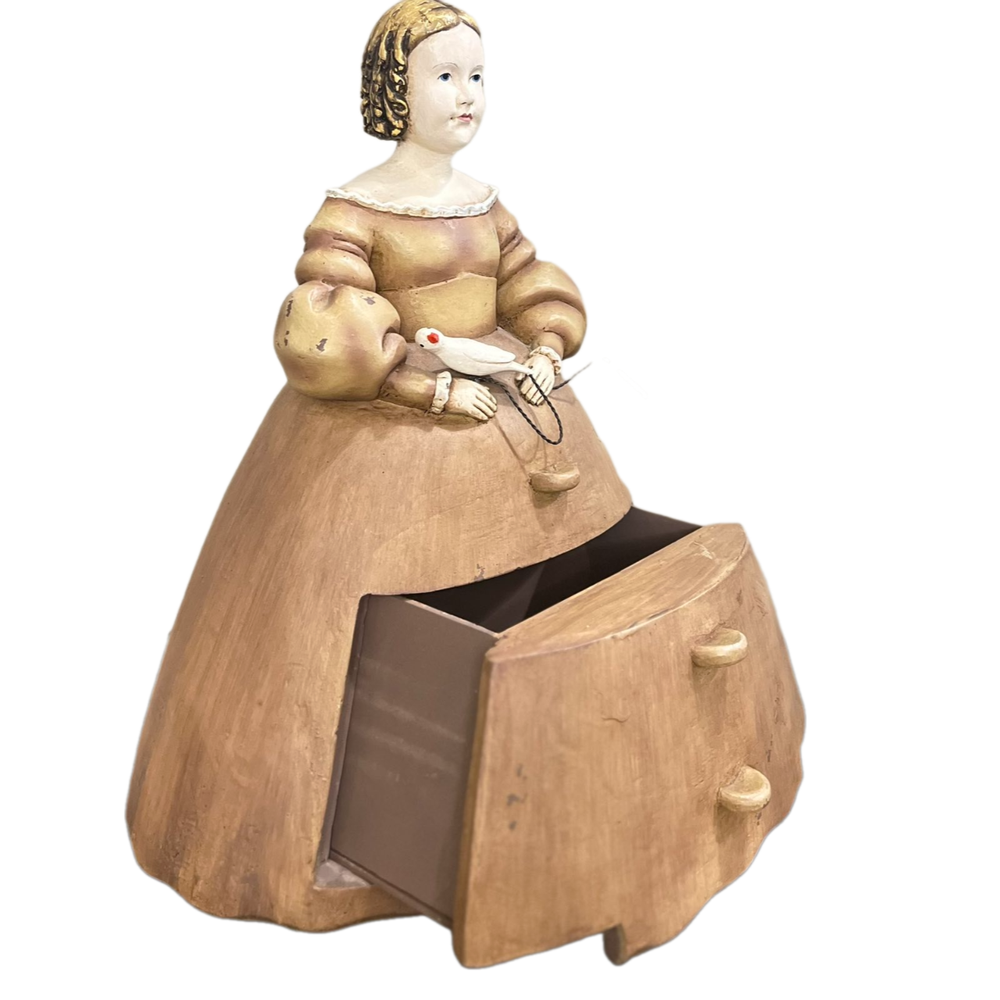 Фигура девушки с ящиком