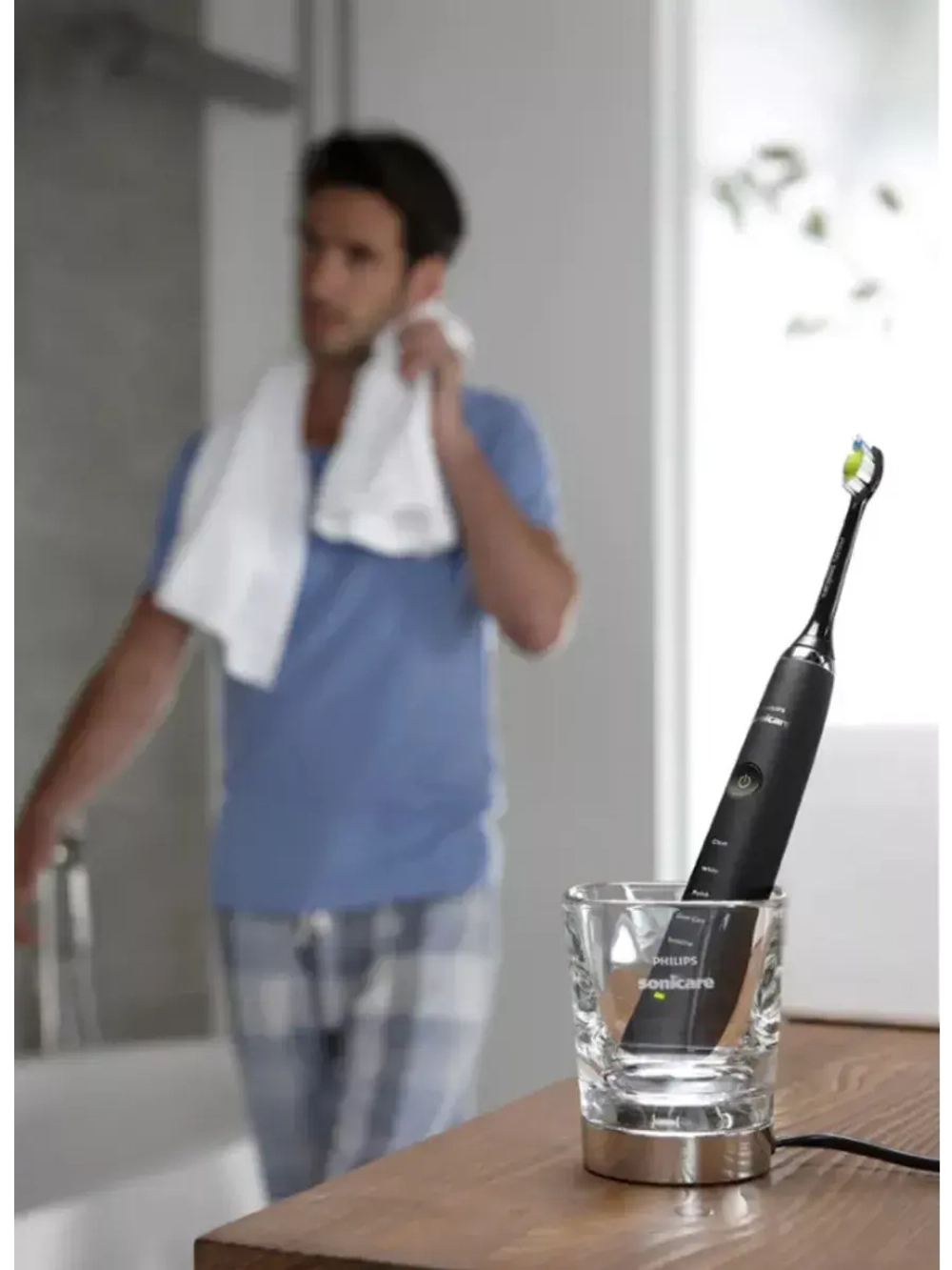 Электрическая зубная щетка Sonicare DiamondClean HX9352