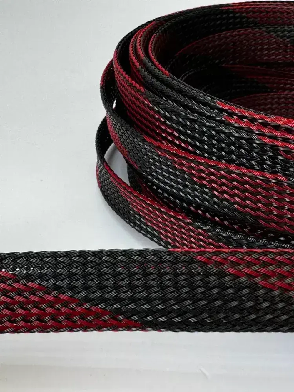 Оплетка кабельная из полиэстера змеиная кожа 12, 10-22мм, черно-красная, 10м