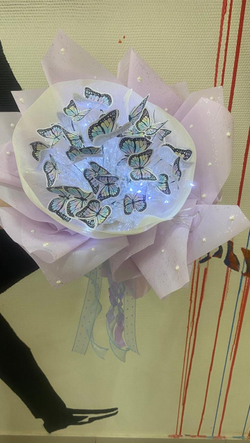 Букет с бабочками и подсветкой