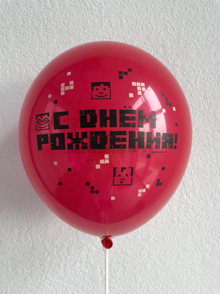 "Майнкрафт с днем рождения" красный