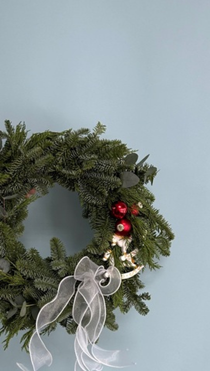 Новогодний венок с декором #70