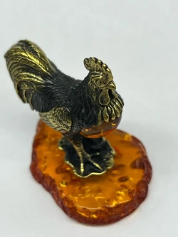 Бронзовая статуэтка на янтаре