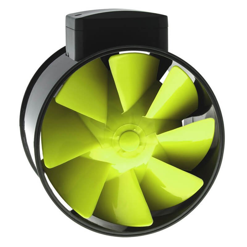 Крупный план передней части канального вентилятора extractor tt fan 125 с ярко-зелеными лопастями