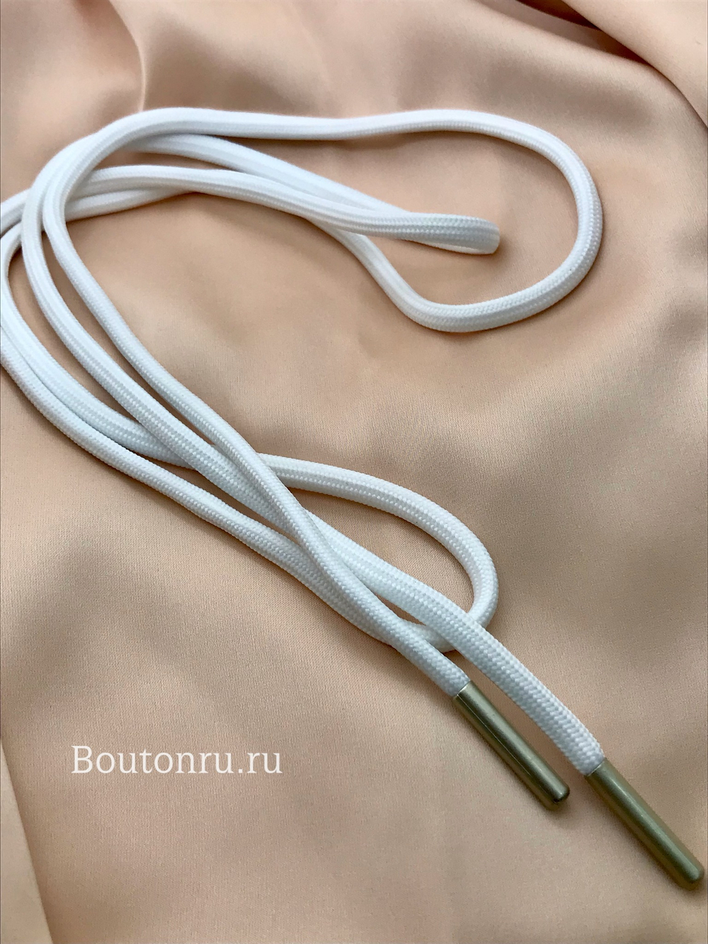 Шнур белый с металлическим наконечником 1,38 м