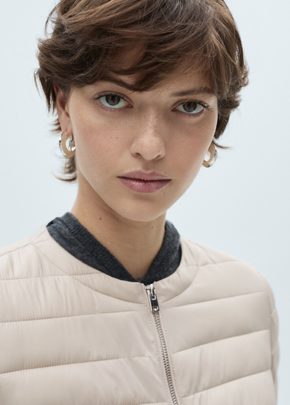 Короткий стеганый анорак с карманами