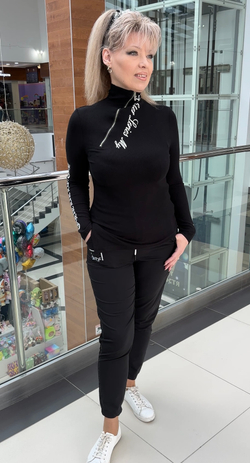 Черный джемпер/водолазка с белым принтом